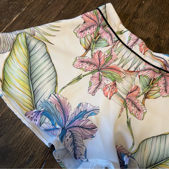 Summer Shorts Size Small Colorful Floral Print Silky Like Feminine in Very GUC - Picture 1 of 8